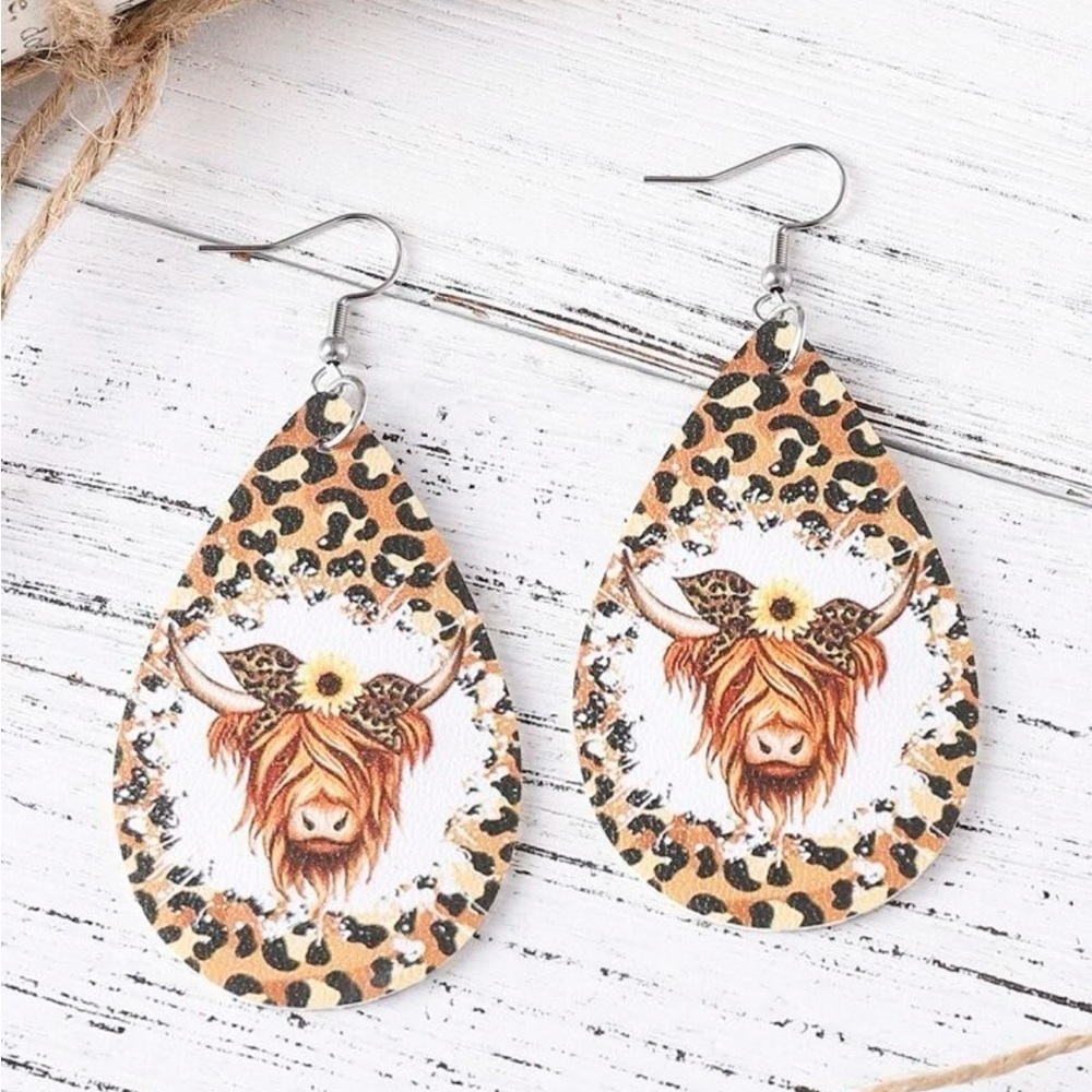 Boho festival wood earrings Highland Cow & Leopard teardrop shape design - Picture 5 of 6